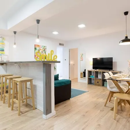 Lovely ! Center With Parking Apartment