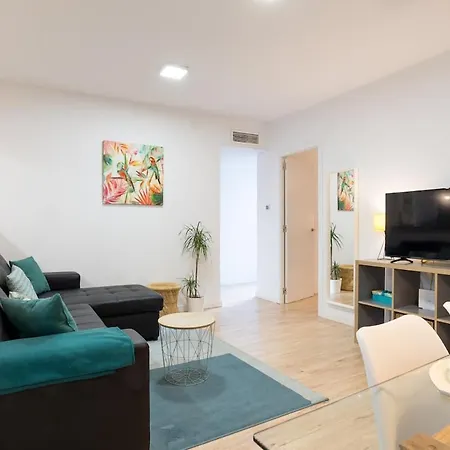 Lovely ! Center With Parking Apartment
